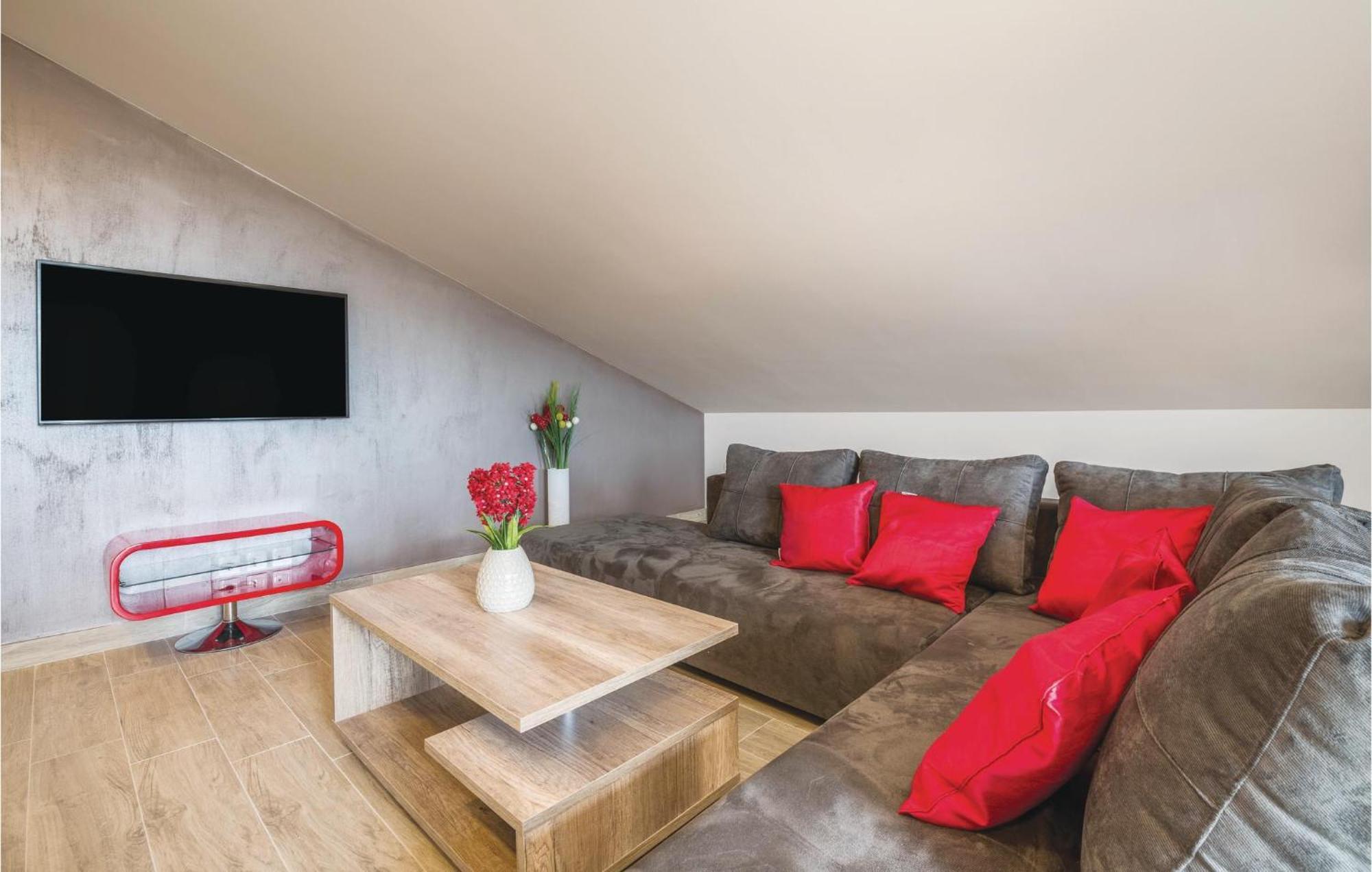 Stunning Apartment In Pjescana Uvala With Wifi Exteriör bild