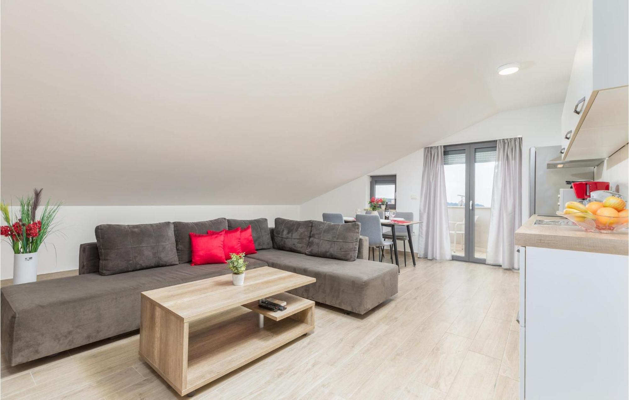 Stunning Apartment In Pjescana Uvala With Wifi Exteriör bild