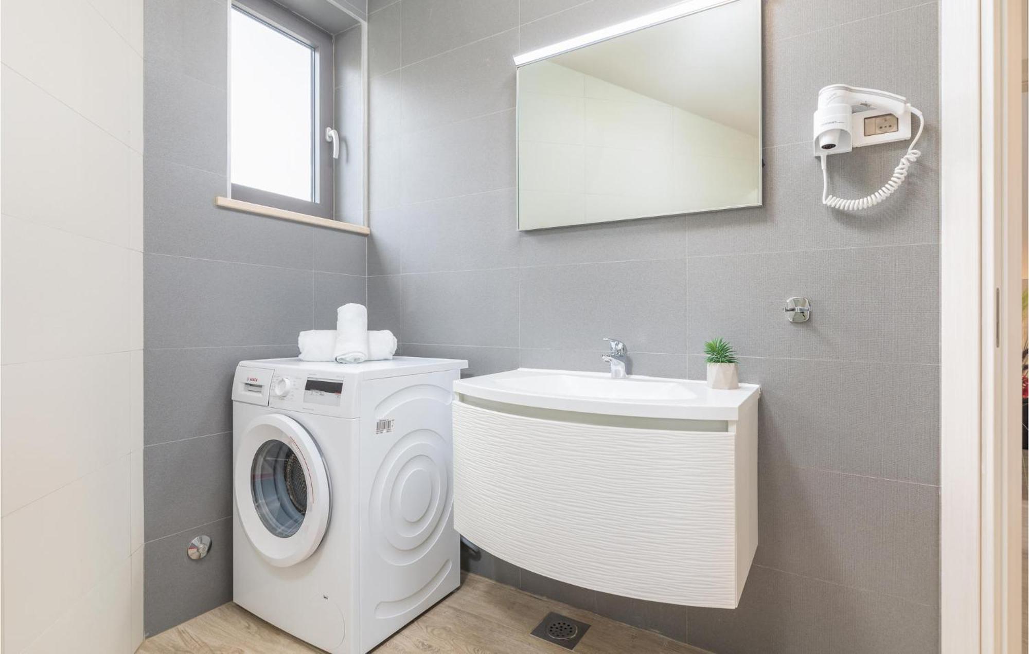 Stunning Apartment In Pjescana Uvala With Wifi Exteriör bild
