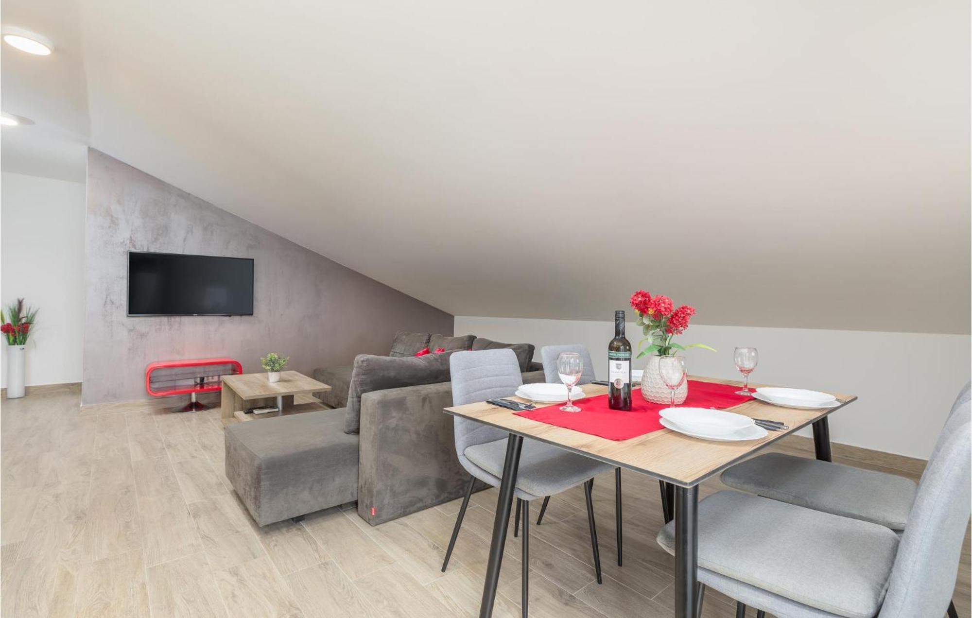 Stunning Apartment In Pjescana Uvala With Wifi Exteriör bild
