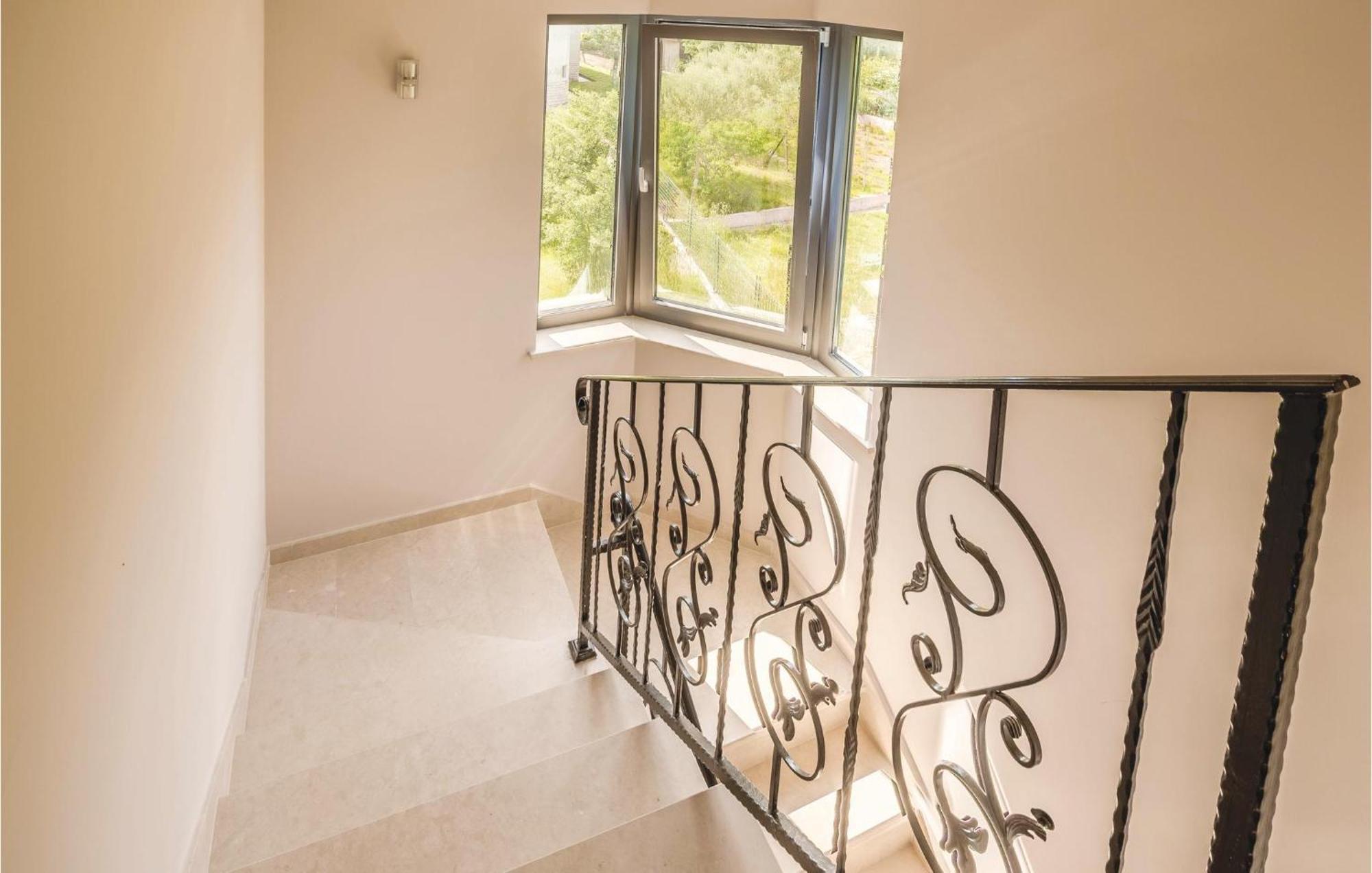 Stunning Apartment In Pjescana Uvala With Wifi Exteriör bild